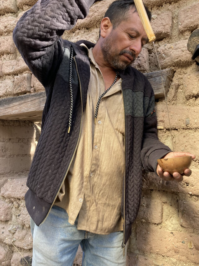 Rubén revisando grados del Mezcal