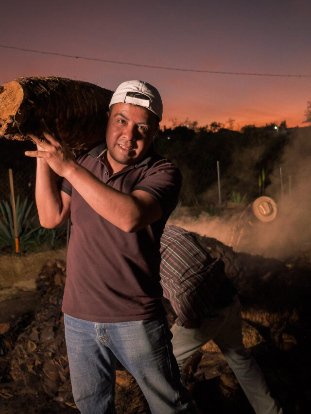 Rolando cargando Tobasiche para horneo
